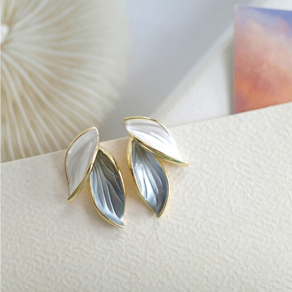 Jewelry - New simple leaf hit color earrings.